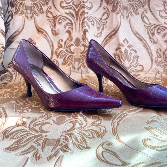 **CLEARANCE** NINE WEST "Nuncio" Burgundy Shiny Snake Print Pumps size 8 - Picture 2 of 8